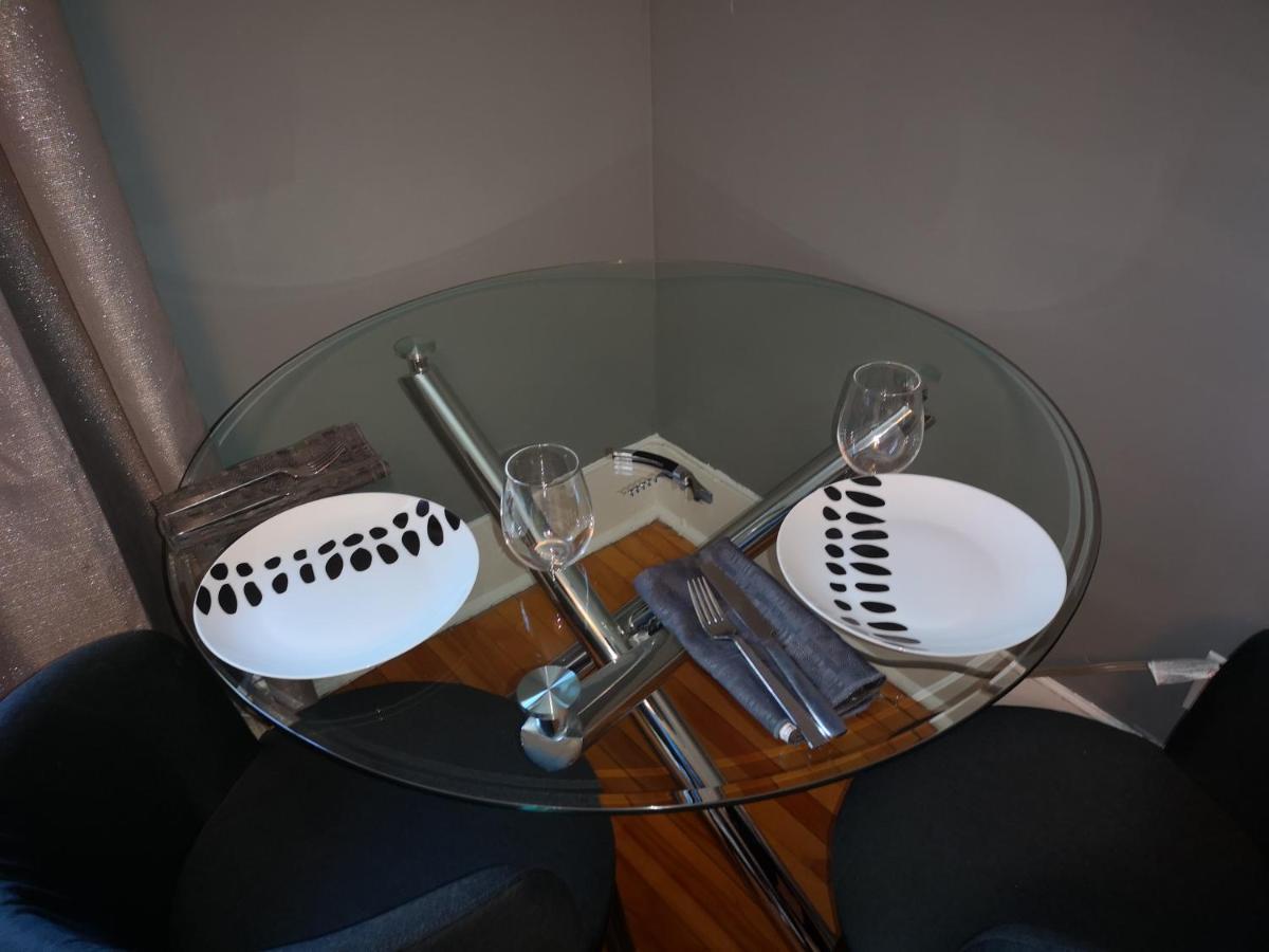 Room With King Bed In Shared 3 Bedroom Downtown Montréal Extérieur photo
