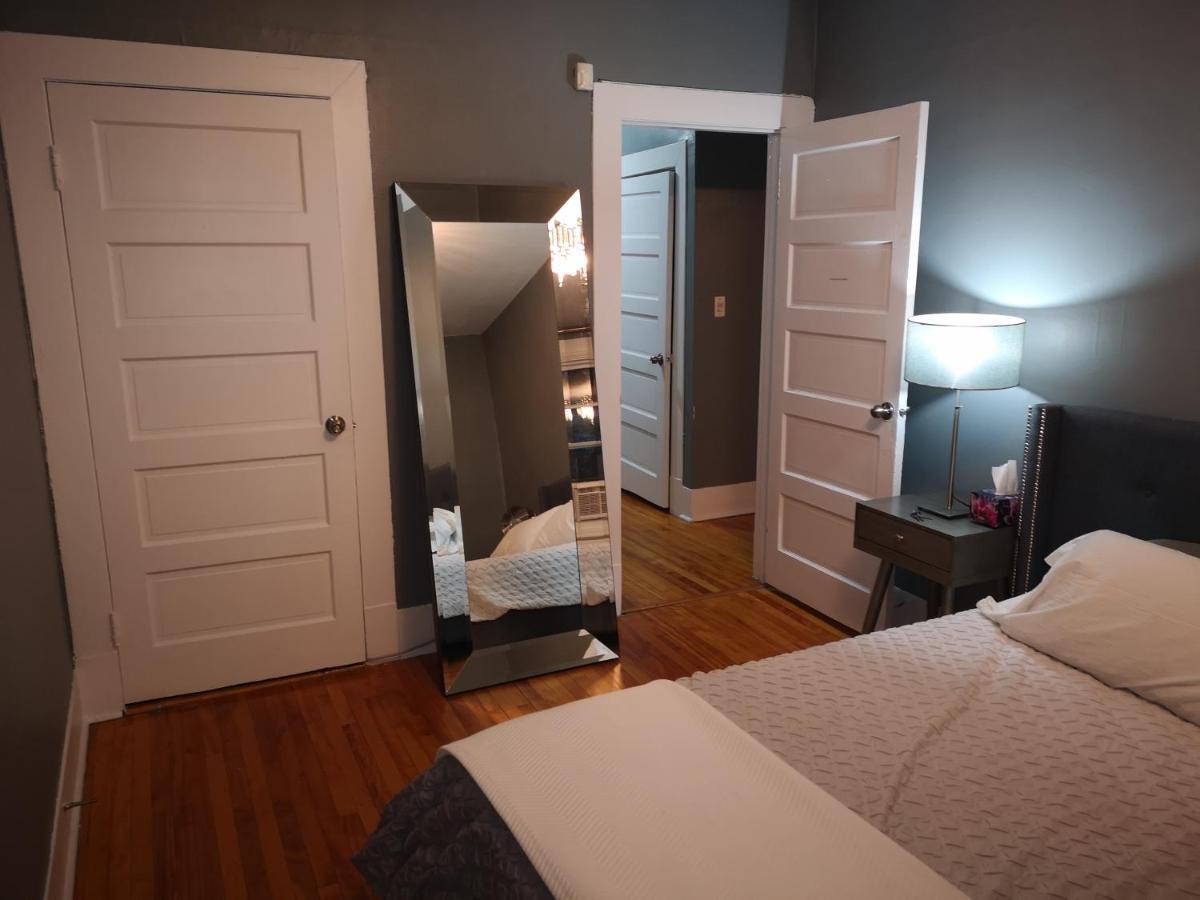 Room With King Bed In Shared 3 Bedroom Downtown Montréal Extérieur photo